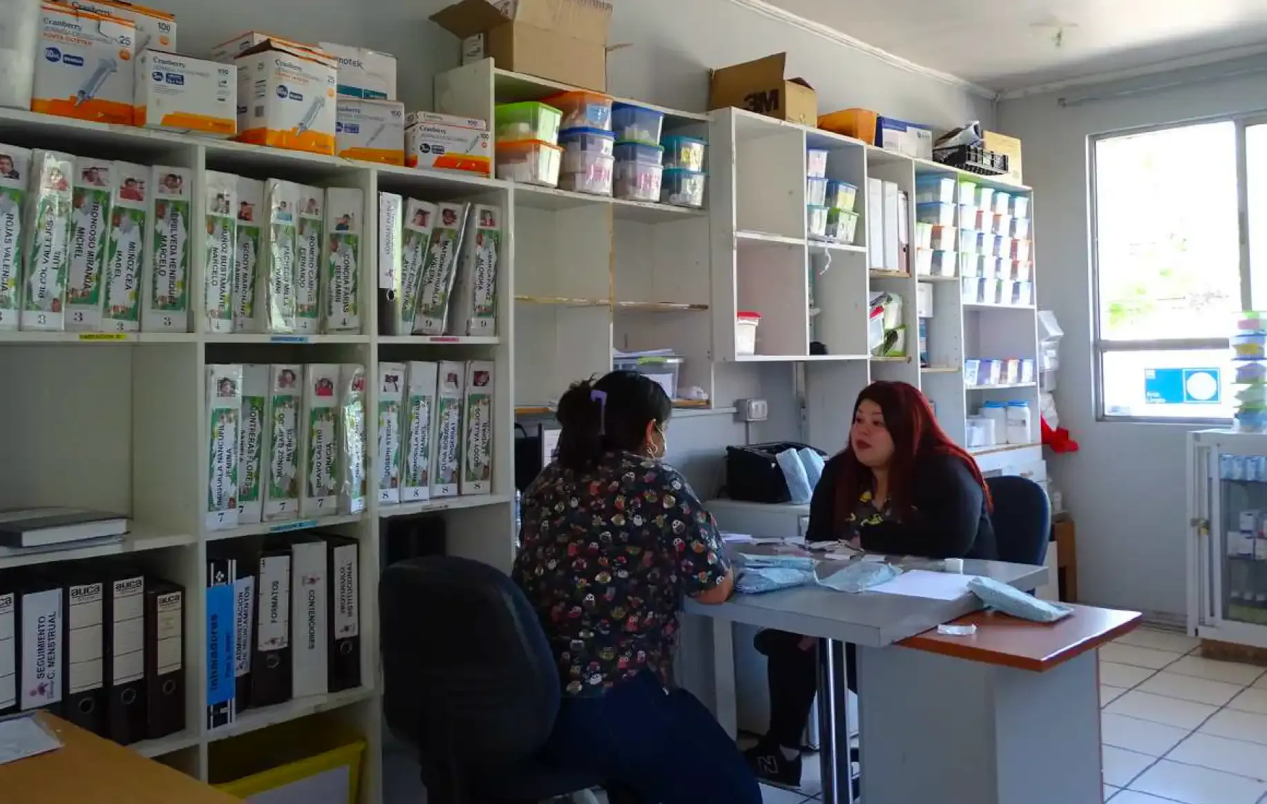 Personal de enfermería organizando medicamentos