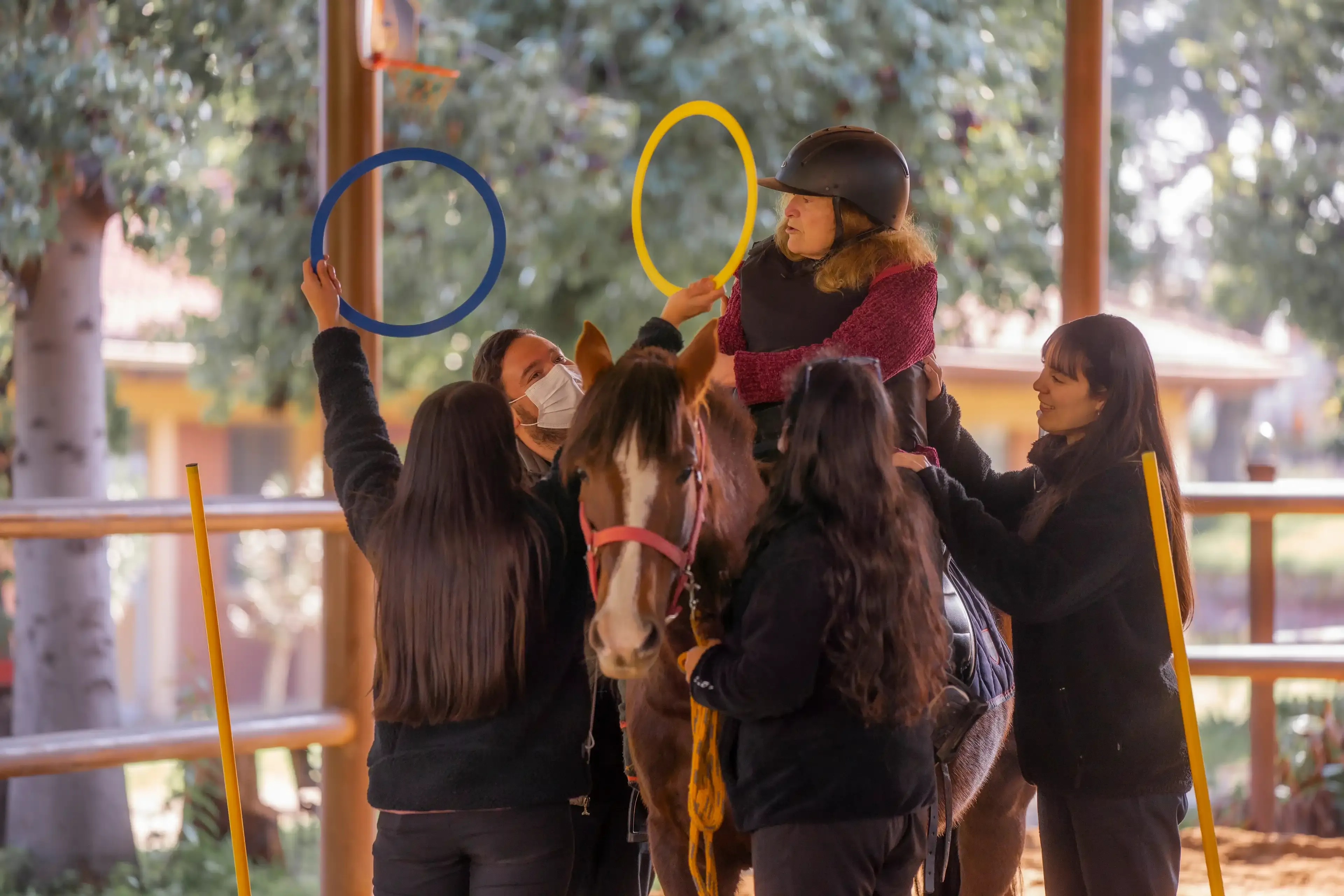 Residente realizando equinoterapia