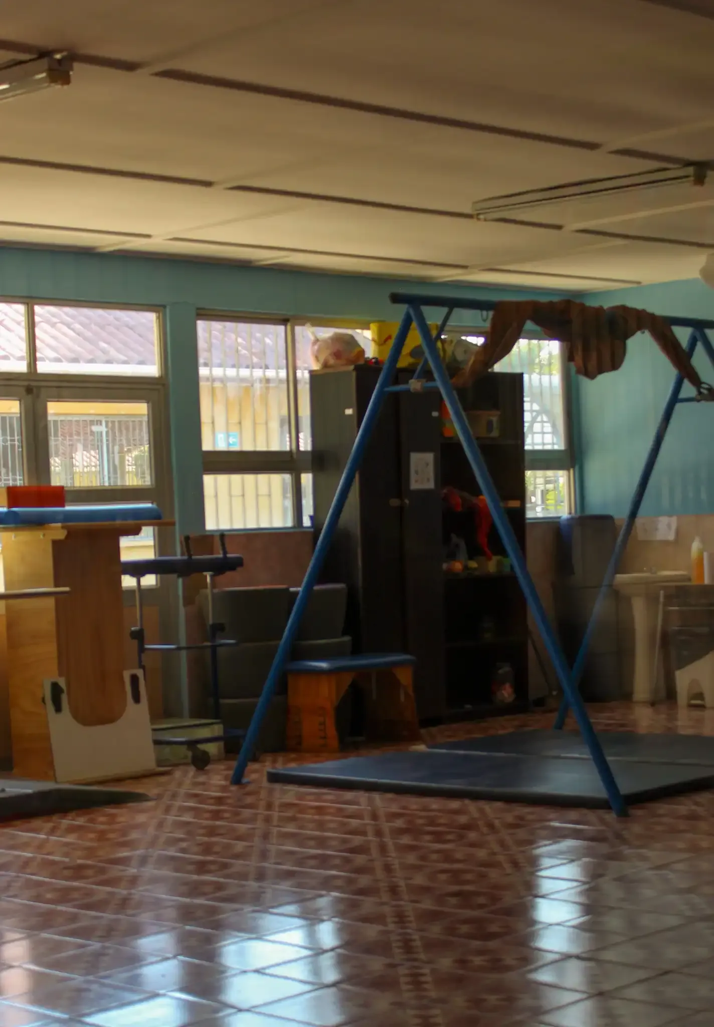 Gimnasio con equipo de rehabilitación