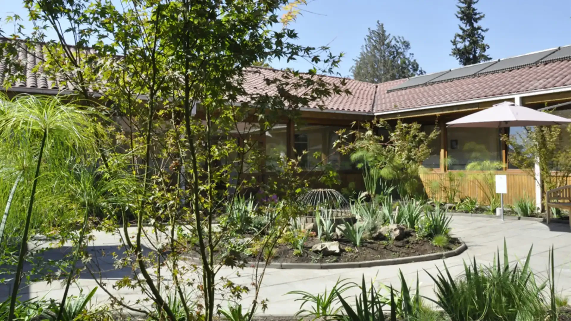 Jardines y áreas verdes del recinto