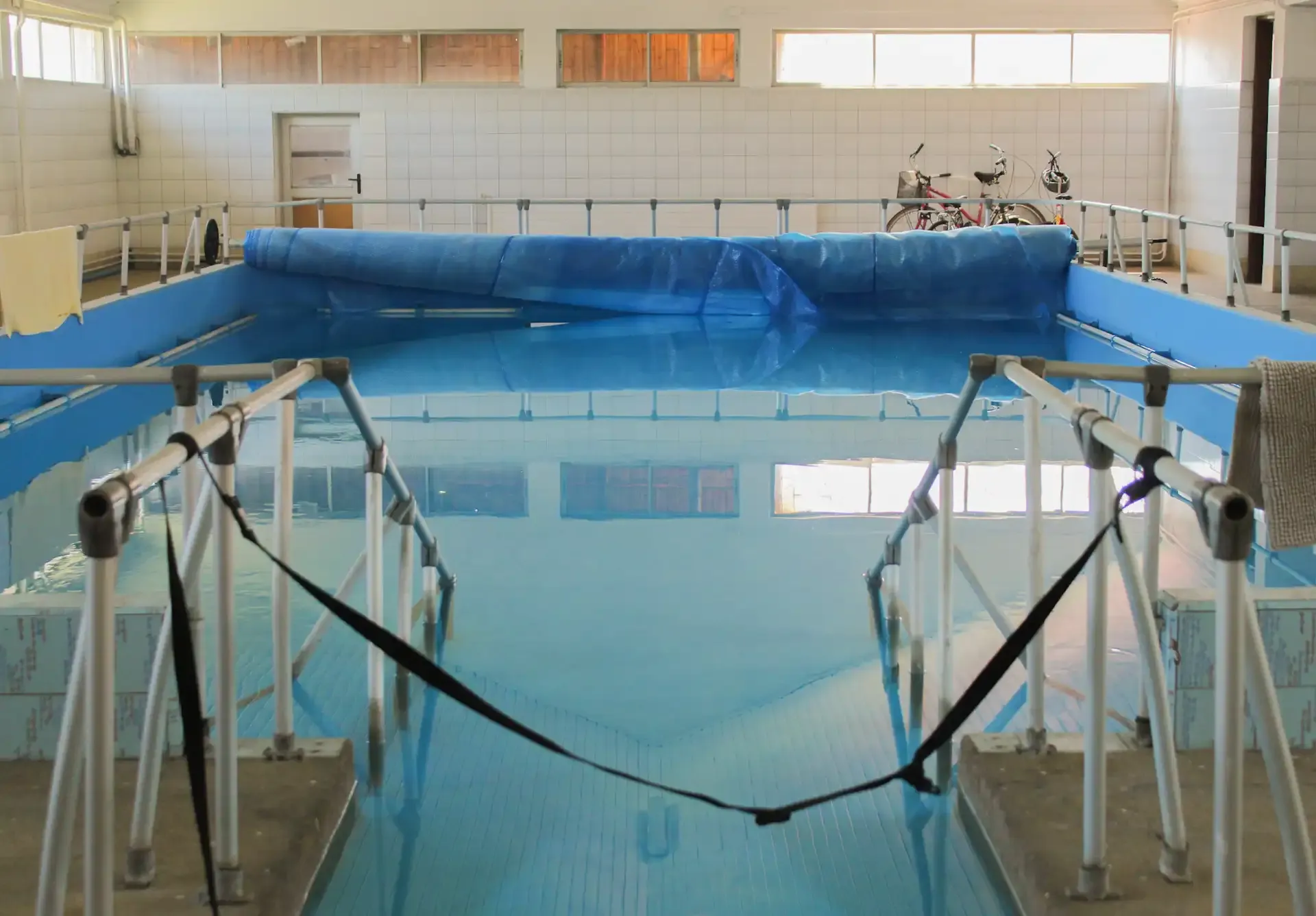 Residentes disfrutando en la piscina