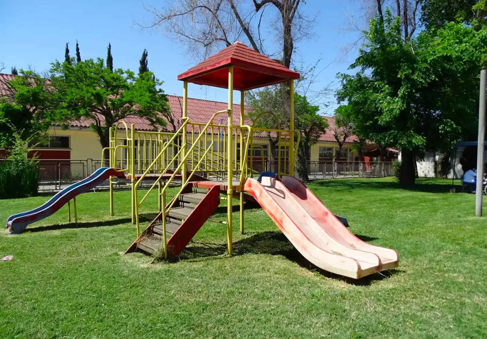 Plaza con juegos infantiles